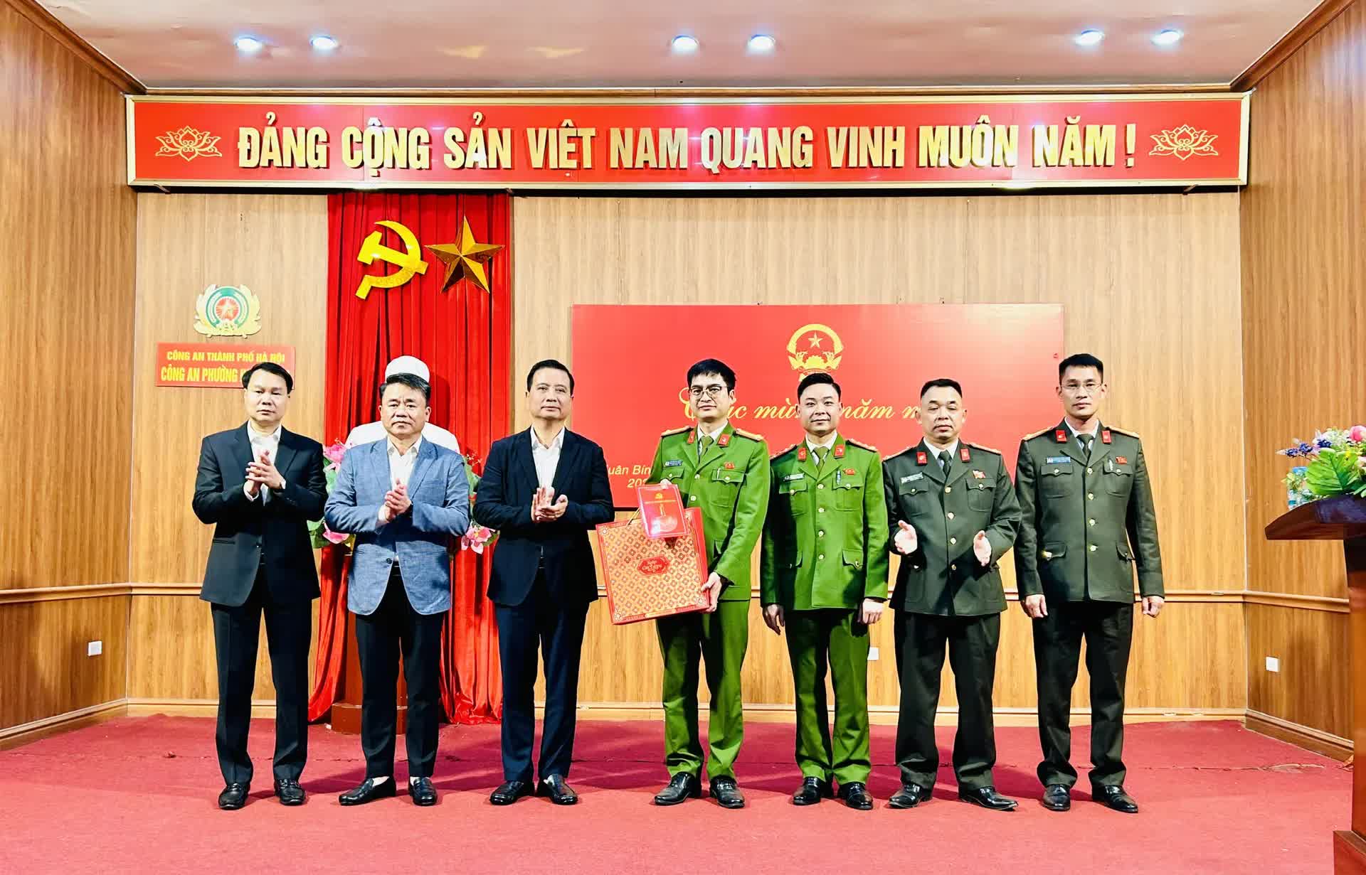 Lãnh đạo phường Hoàng Mai thăm, tặng quà các đơn vị trực Tết Nguyên đán Bính Ngọ 2026- Ảnh 1.