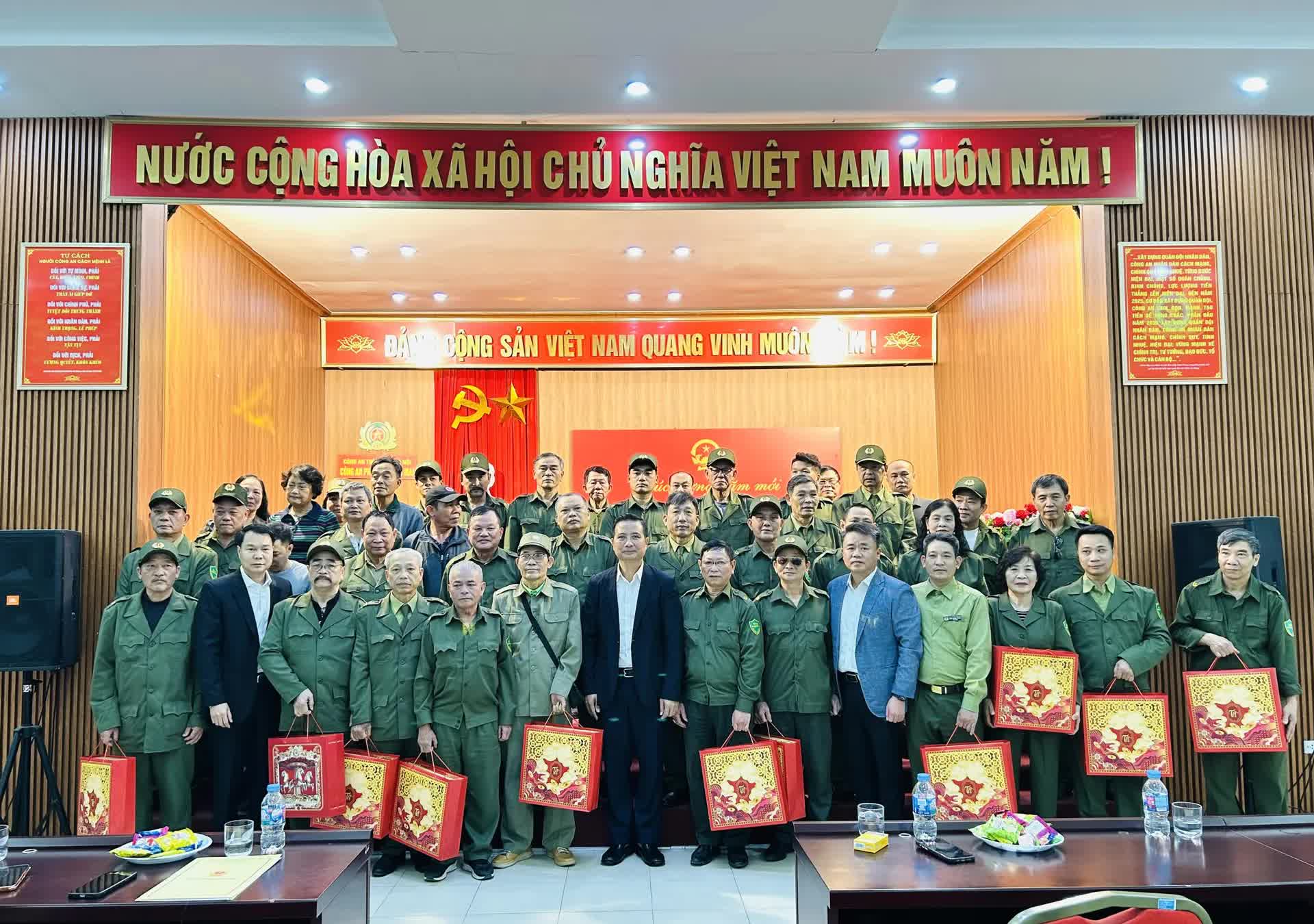 Lãnh đạo phường Hoàng Mai thăm, tặng quà các đơn vị trực Tết Nguyên đán Bính Ngọ 2026- Ảnh 2.