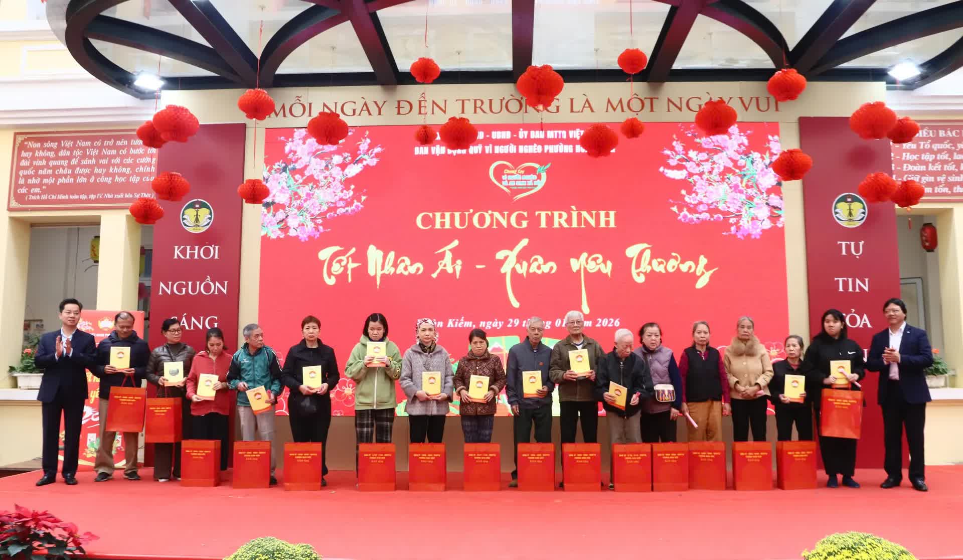 Ấm áp “Tết nhân ái - Xuân yêu thương” tại phường Hoàn Kiếm- Ảnh 1.