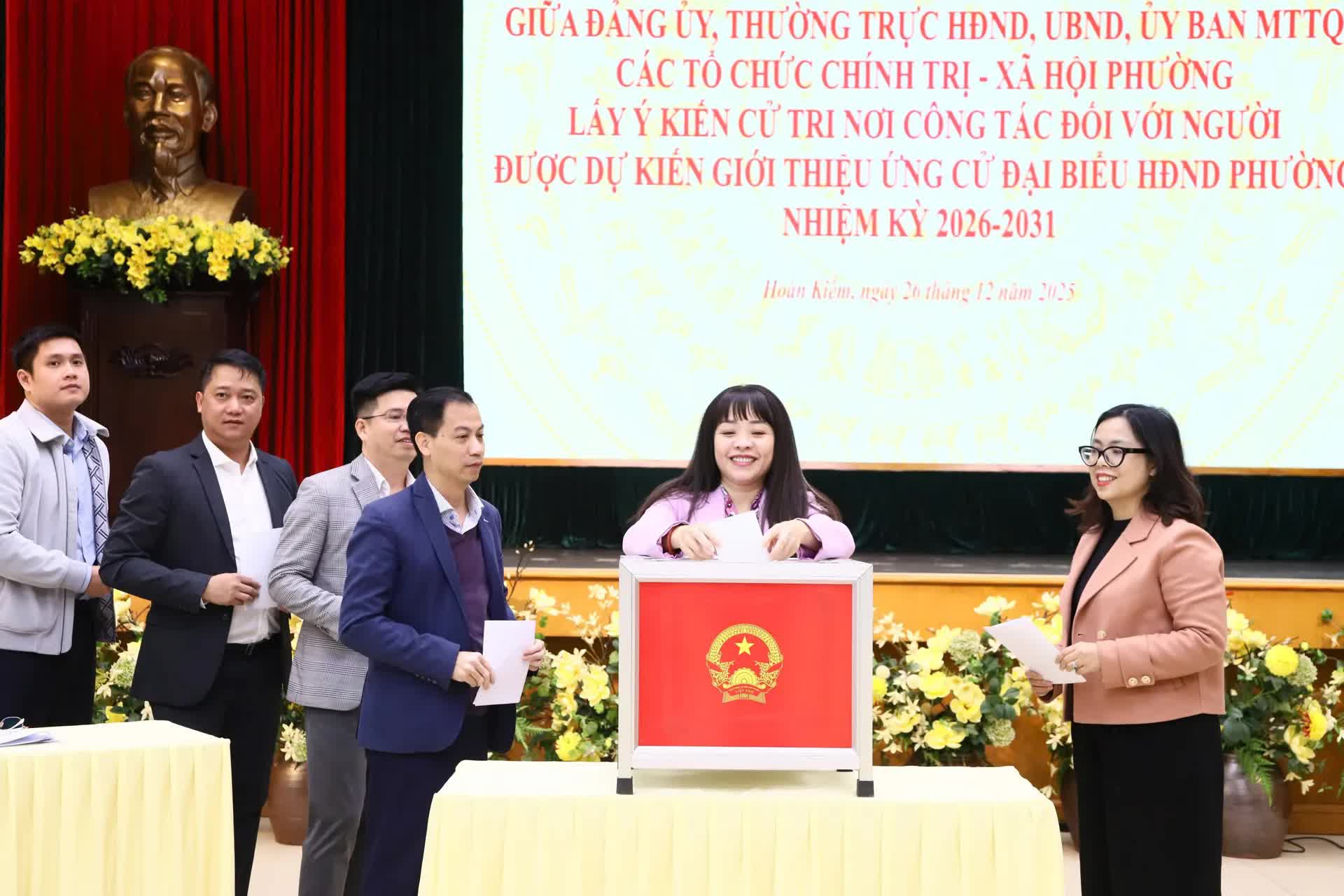 Phường Hoàn Kiếm lấy ý kiến cử tri nơi công tác đối với người ứng cử đại biểu HĐND phường nhiệm kỳ 2026 - 2031- Ảnh 3.