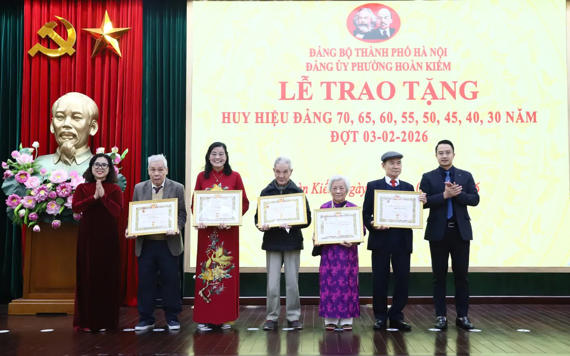 132 đảng viên phường Hoàn Kiếm vinh dự nhận Huy hiệu Đảng đợt 3/2- Ảnh 3.