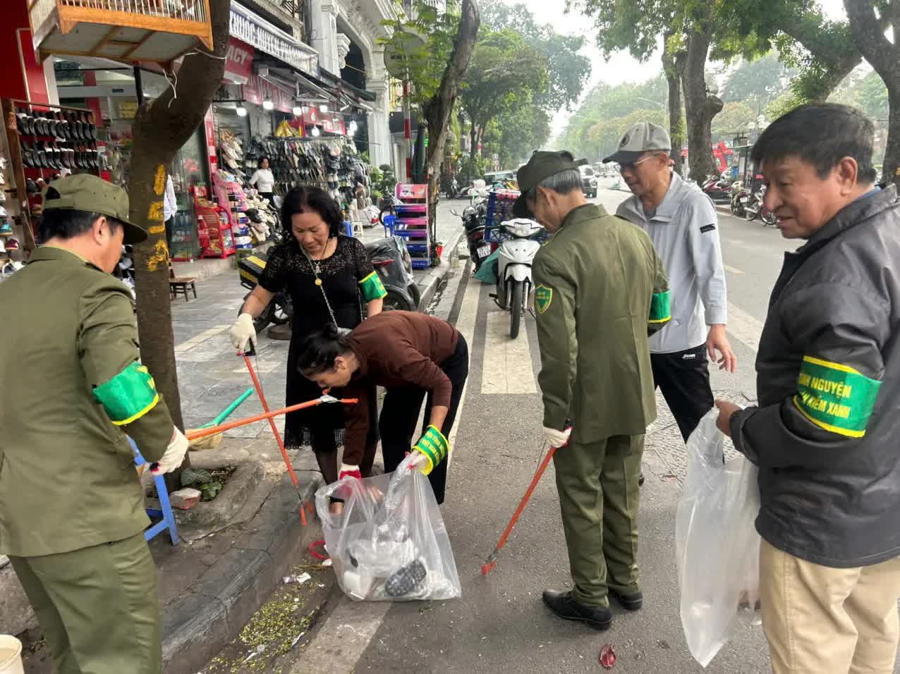 Hiệu quả rõ nét sau 2 tháng triển khai Đội tình nguyện "Vì Hoàn Kiếm xanh"- Ảnh 3.