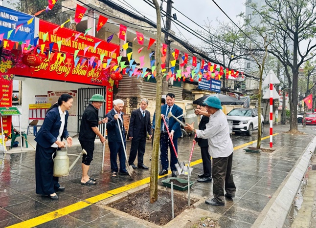 Hội Nông dân xã Hoài Đức hưởng ứng Tết trồng cây Xuân Bính Ngọ 2026 và gắn biển công trình chào mừng bầu cử đại biểu Quốc hội khóa XVI và đại biểu HĐND các cấp, nhiệm kỳ 2026 - 2031 tại Tổ dân phố Trạm Trôi.- Ảnh 2.