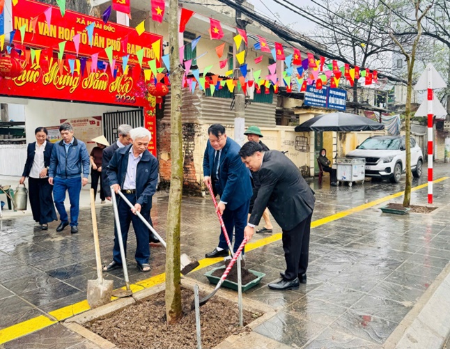 Hội Nông dân xã Hoài Đức hưởng ứng Tết trồng cây Xuân Bính Ngọ 2026 và gắn biển công trình chào mừng bầu cử đại biểu Quốc hội khóa XVI và đại biểu HĐND các cấp, nhiệm kỳ 2026 - 2031 tại Tổ dân phố Trạm Trôi.- Ảnh 1.