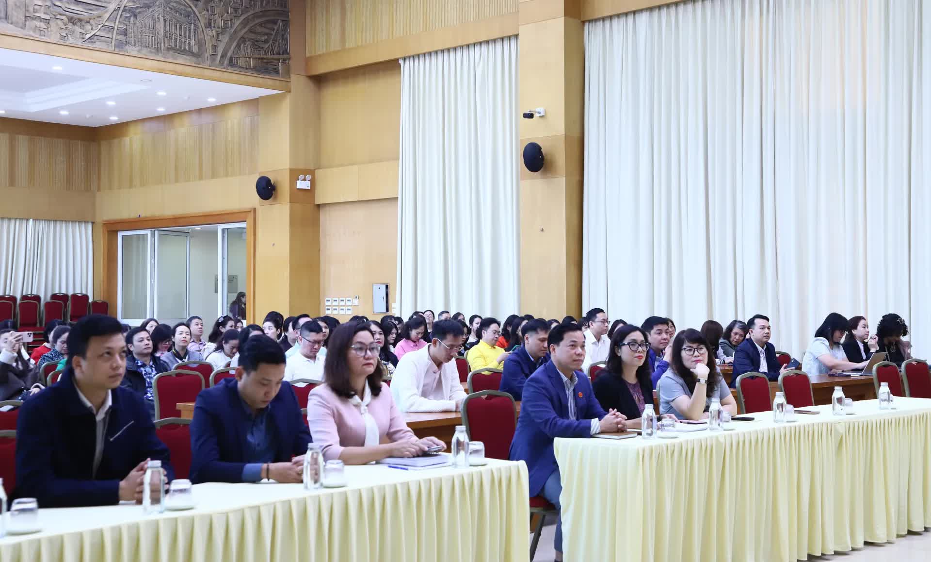 Bồi dưỡng kỹ năng sử dụng AI cho cán bộ, công chức phường Hoàn Kiếm- Ảnh 1.