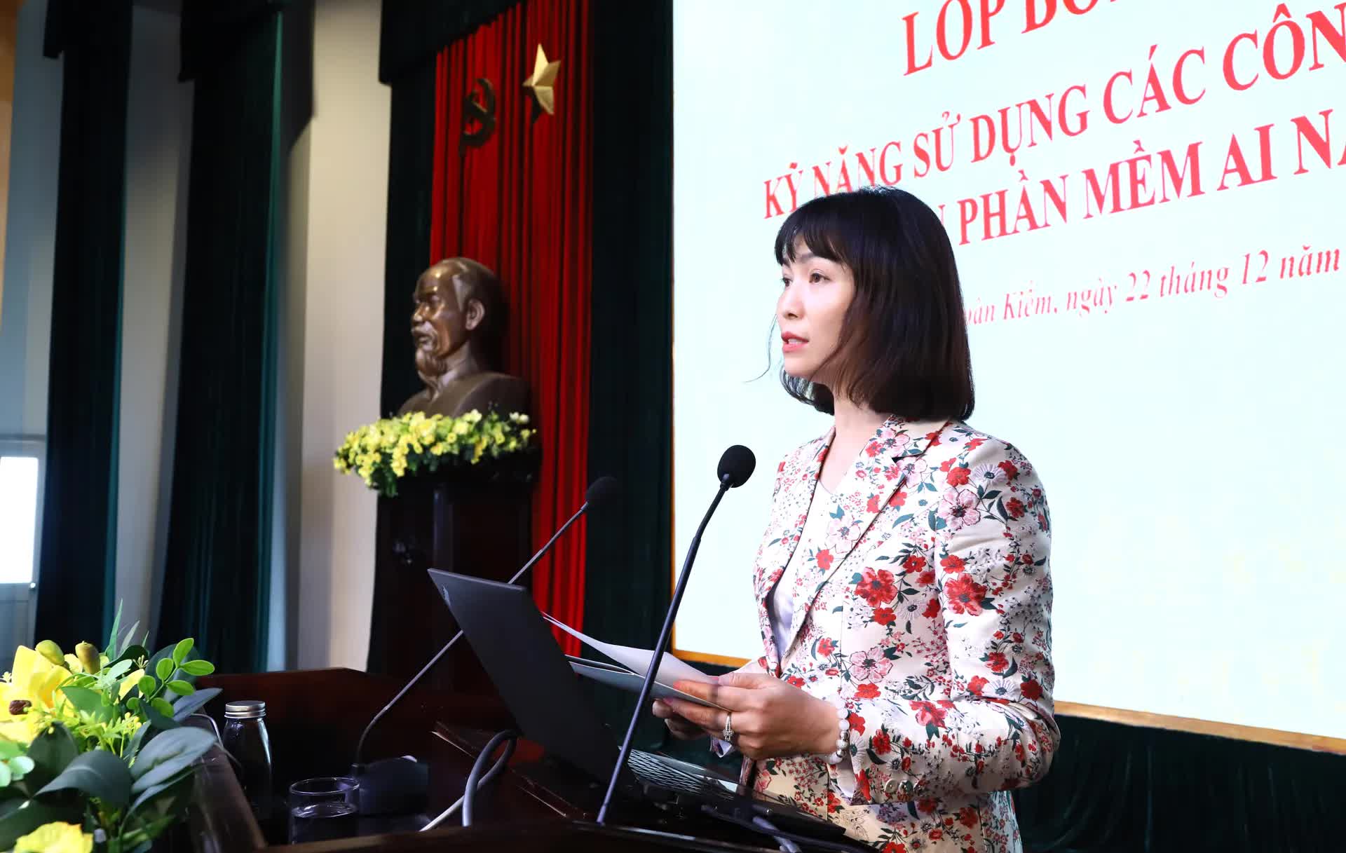 Bồi dưỡng kỹ năng sử dụng AI cho cán bộ, công chức phường Hoàn Kiếm- Ảnh 2.
