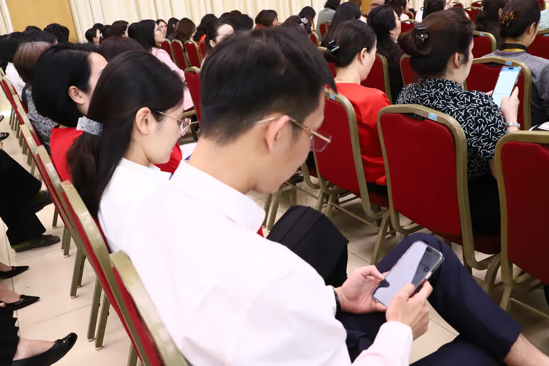 Bồi dưỡng kỹ năng sử dụng AI cho cán bộ, công chức phường Hoàn Kiếm- Ảnh 4.