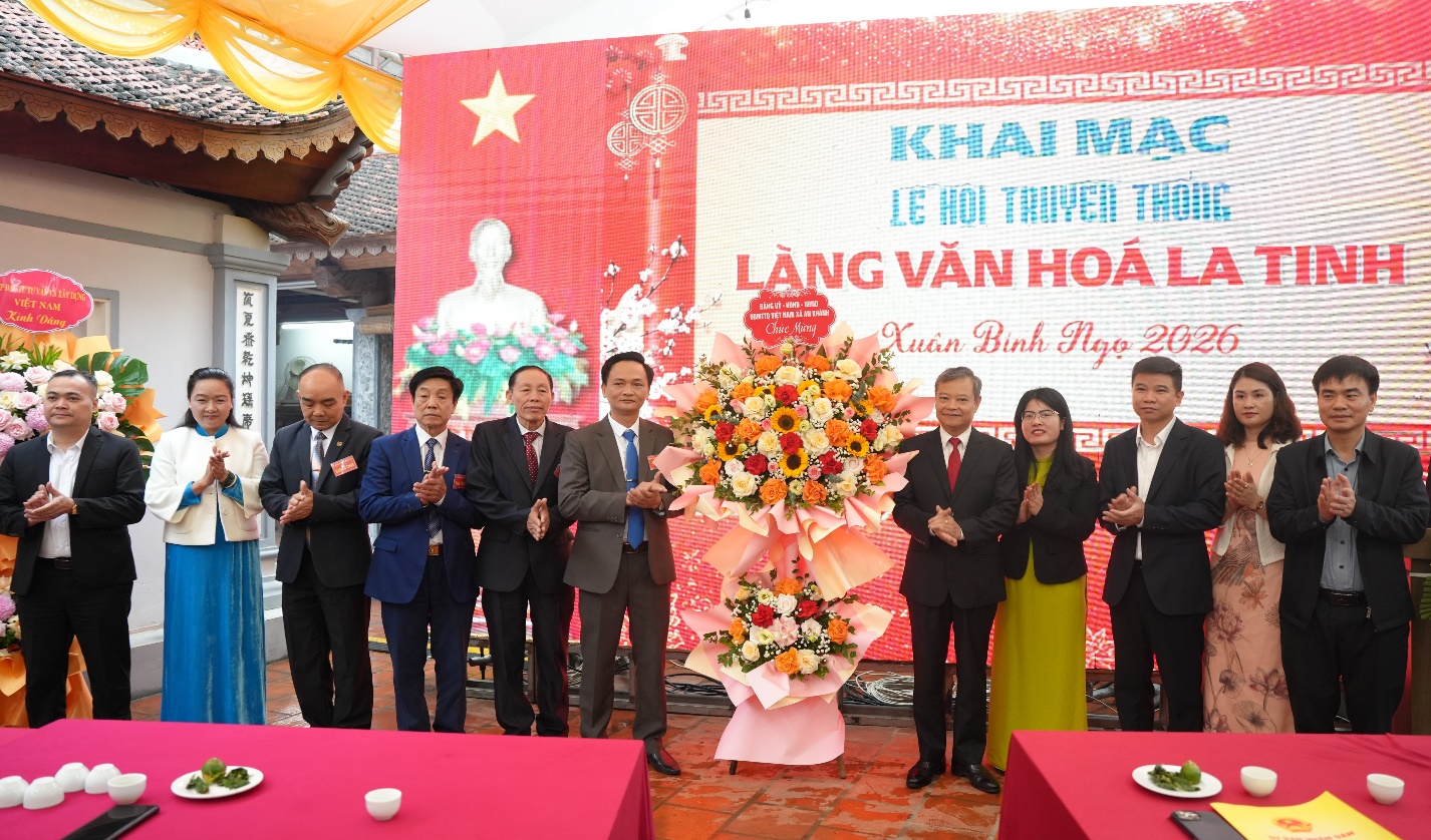 A group of people standing in front of a large flower arrangement  AI-generated content may be incorrect.