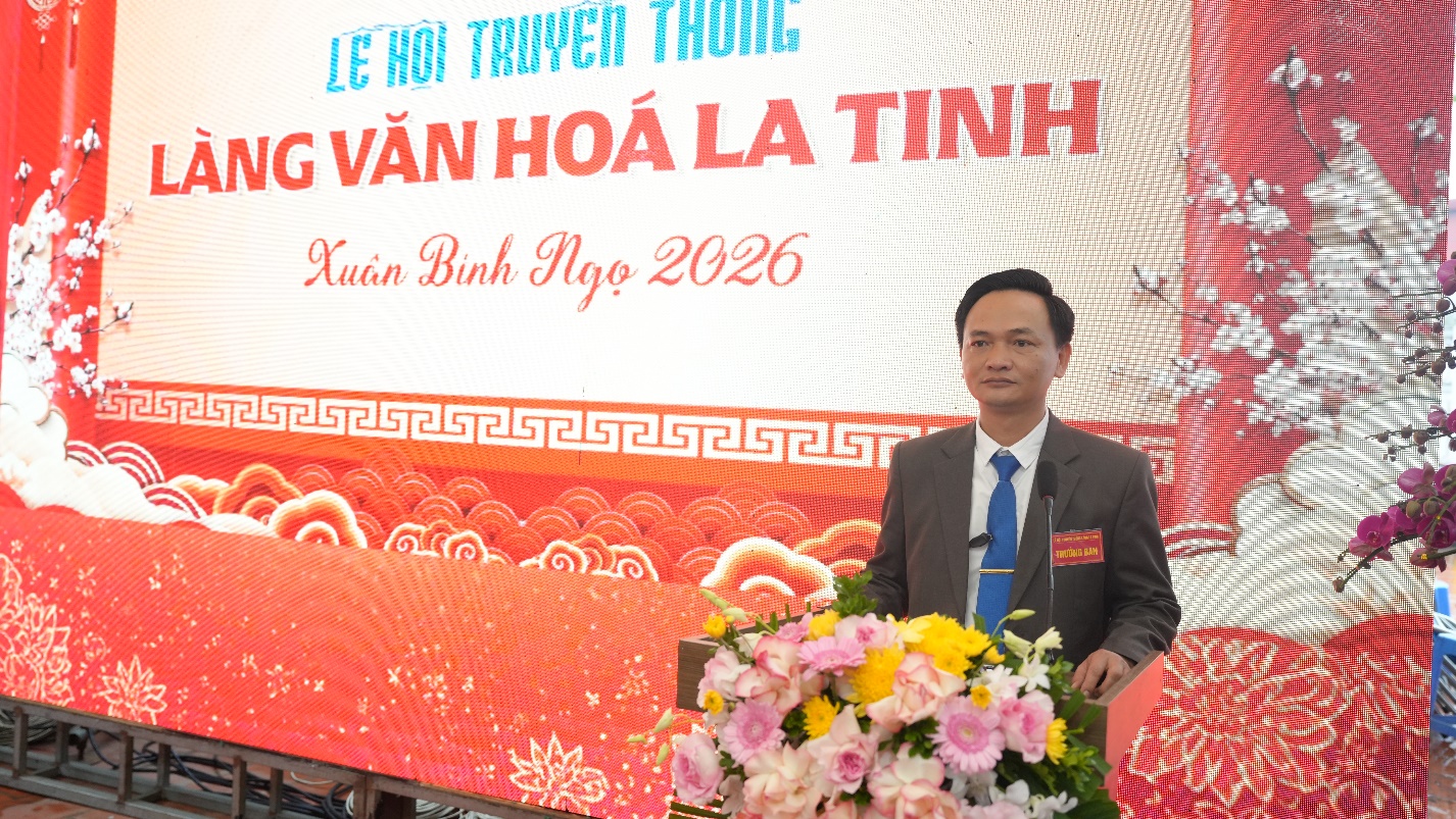 A person standing in front of a large screen  AI-generated content may be incorrect.