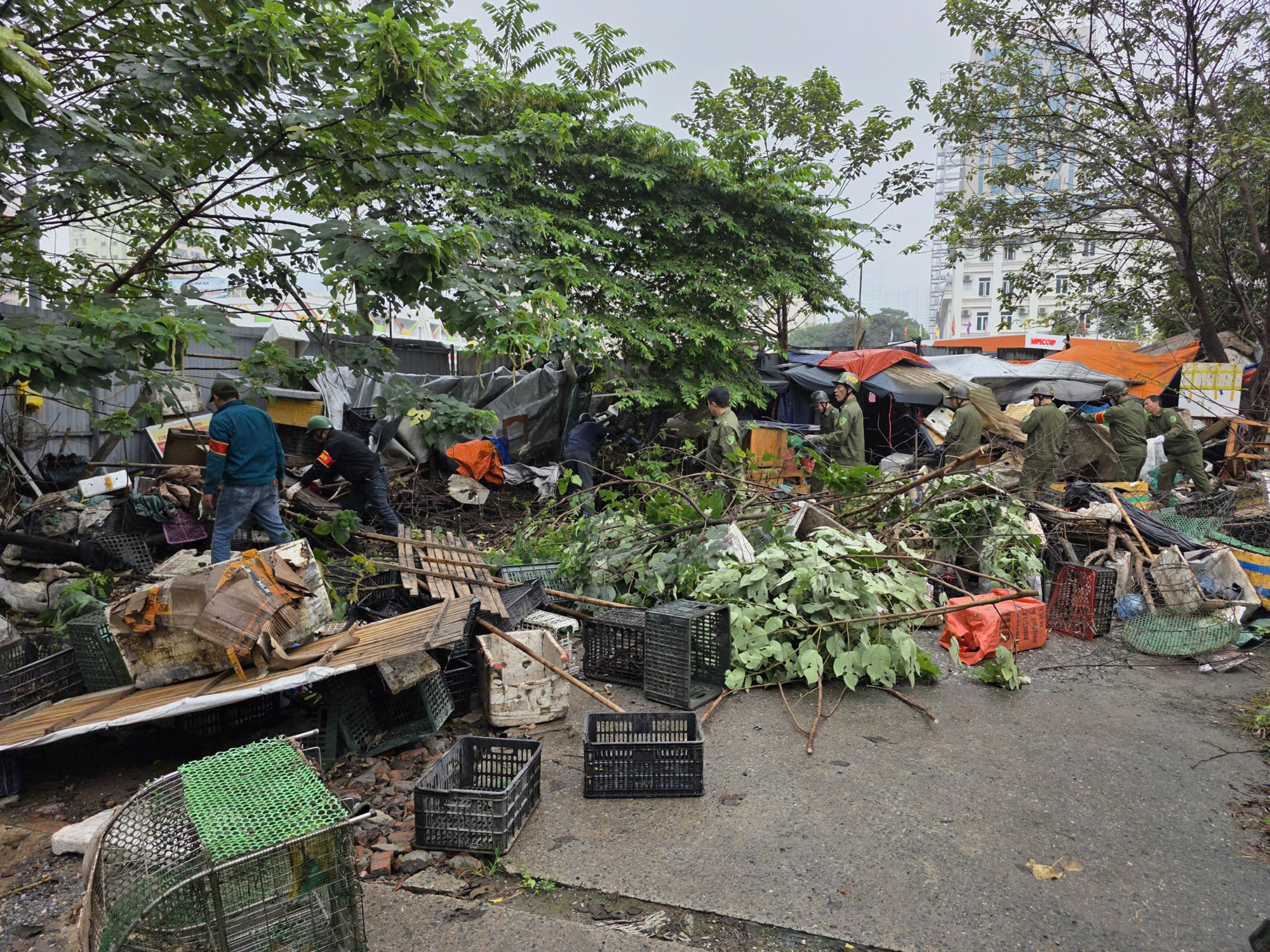Phường Yên Hòa ra quân xử lý trật tự đô thị, vệ sinh môi trường, khắc phục các điểm nghẽn dân sinh trên địa bàn- Ảnh 1.
