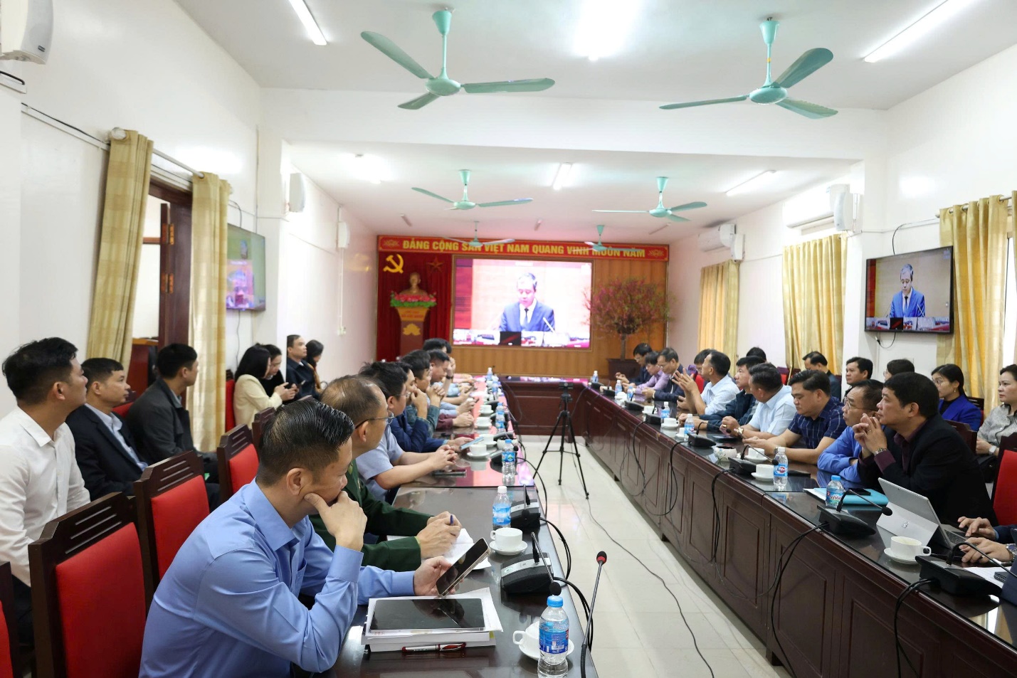 Đảng ủy xã Mê Linh tổ chức tiếp sóng Hội nghị nghiên cứu, học tập, quán triệt các Nghị quyết của Bộ Chính trị- Ảnh 3.