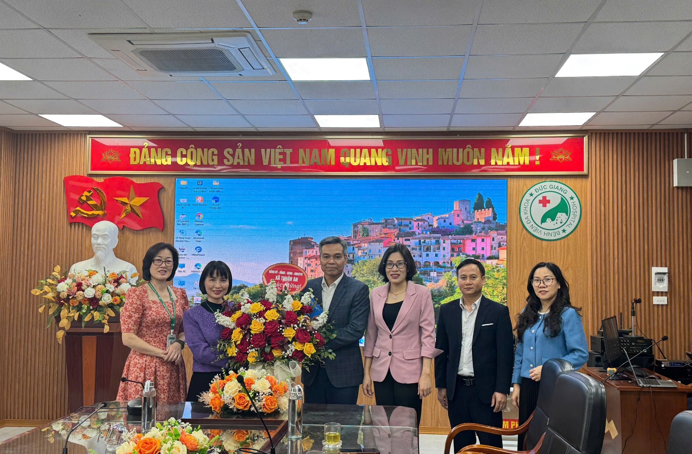 Ảnh có chứa trang phục, trong nhà, hoa, người  Nội dung do AI tạo ra có thể không chính xác.