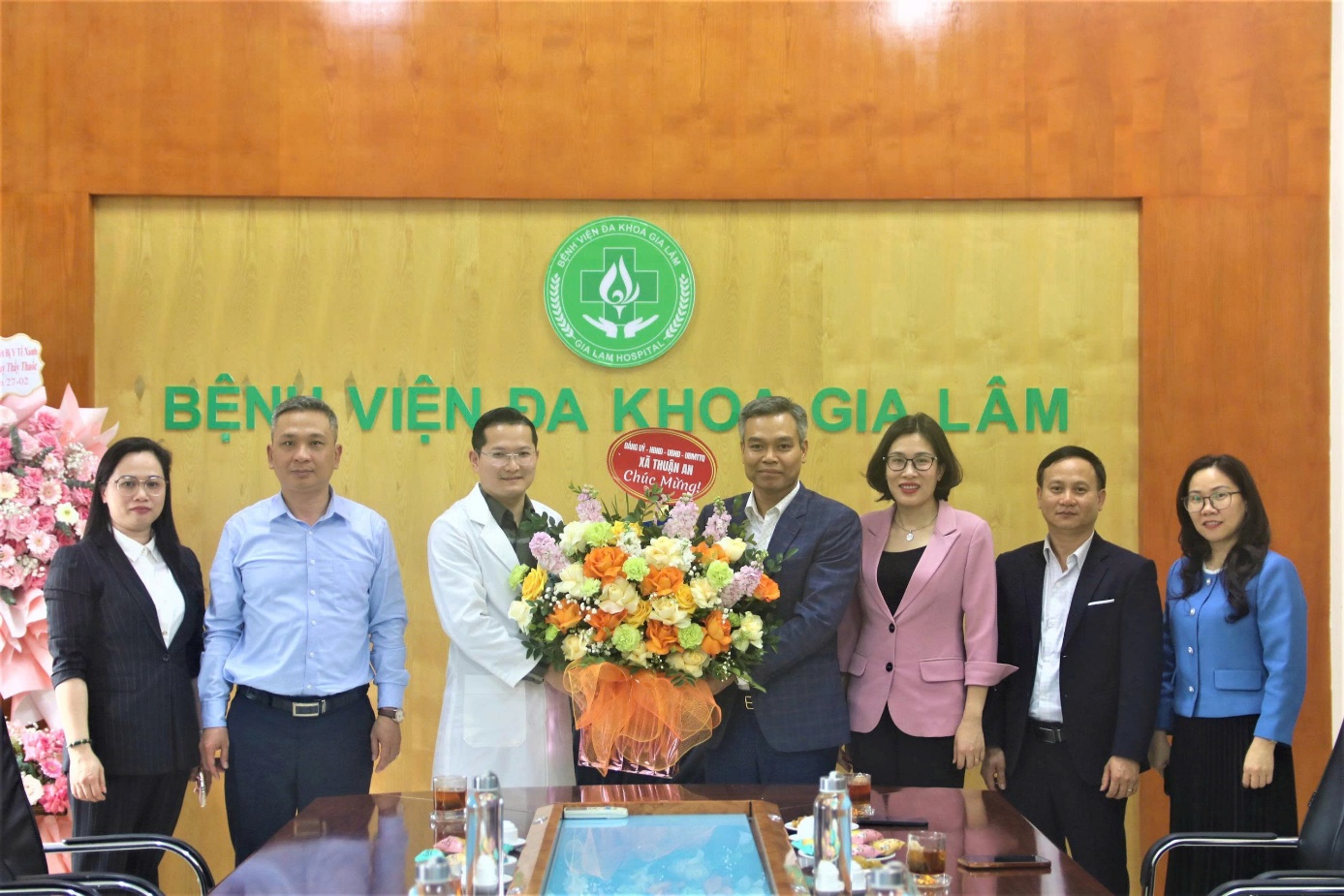 Ảnh có chứa trang phục, người, đàn ông, hoa  Nội dung do AI tạo ra có thể không chính xác.