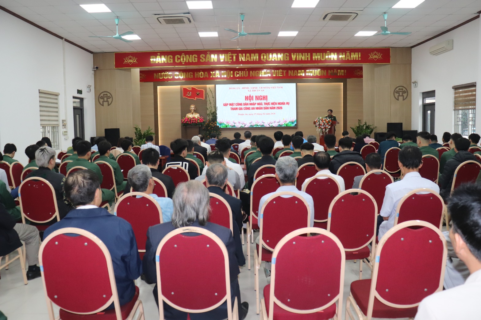 Ảnh có chứa trang phục, ghế, trong nhà, người  Nội dung do AI tạo ra có thể không chính xác.