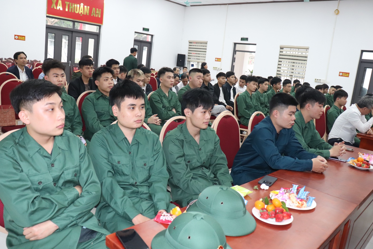 Ảnh có chứa trang phục, người, trong nhà, nhóm  Nội dung do AI tạo ra có thể không chính xác.