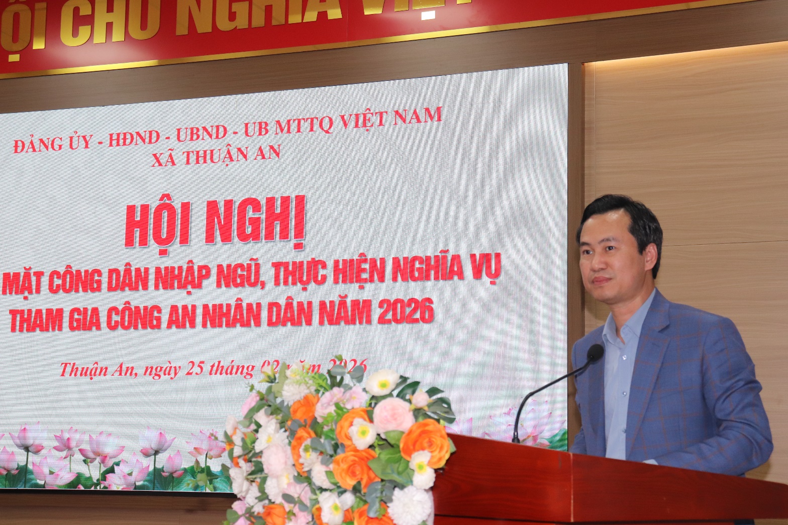 Ảnh có chứa văn bản, hoa, trang phục, Mặt người  Nội dung do AI tạo ra có thể không chính xác.