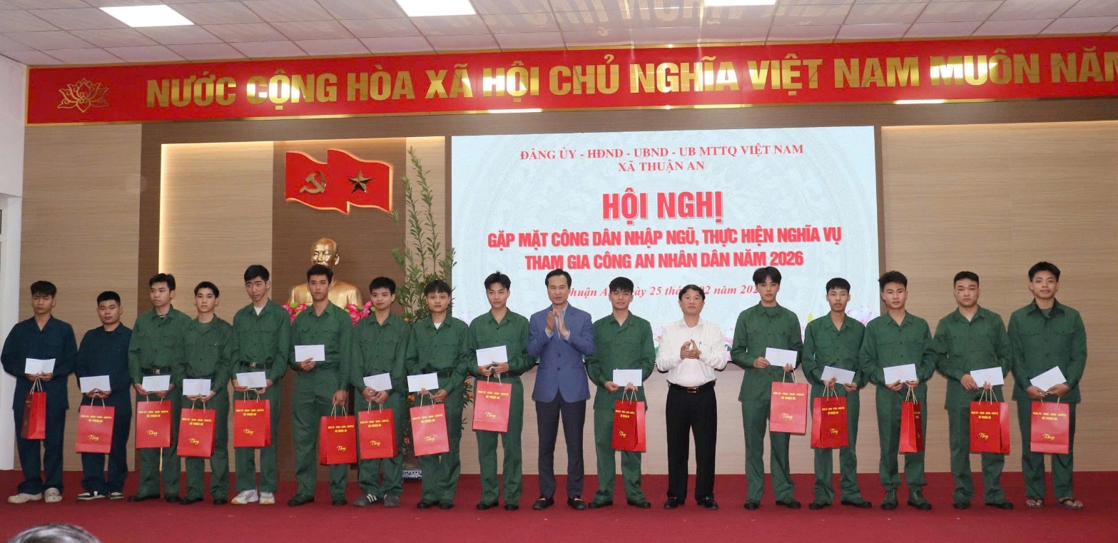 Ảnh có chứa người, trang phục, văn bản, đàn ông  Nội dung do AI tạo ra có thể không chính xác.