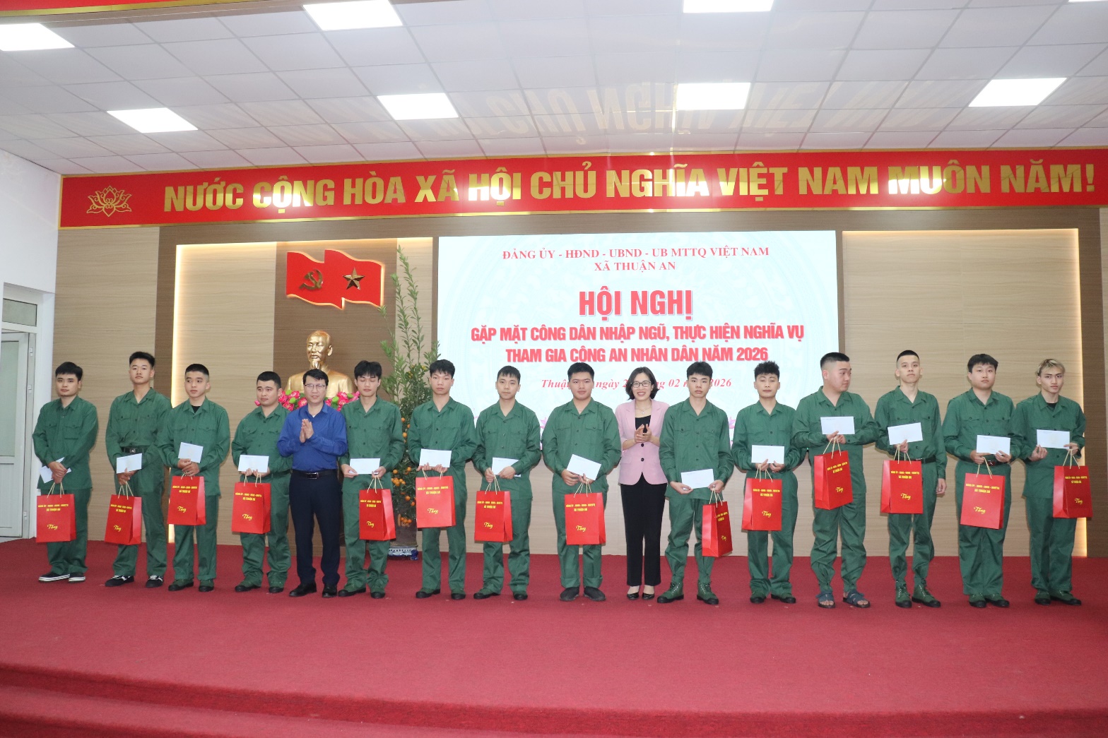 Lãnh đạo xã Thuận An động viên tân binh trước khi lên đường nhập ngũ- Ảnh 5.