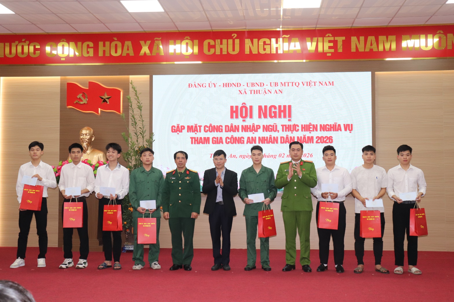 Ảnh có chứa trang phục, người, đàn ông, giày dép  Nội dung do AI tạo ra có thể không chính xác.