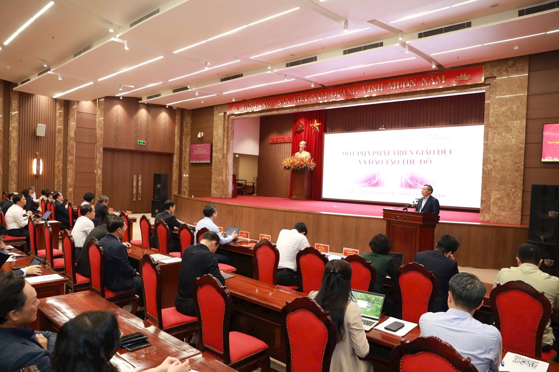 Thành ủy Hà Nội đã tổ chức Hội nghị quán triệt, triển khai Chương trình hành động của Ban Thường vụ Thành ủy Hà Nội thực hiện các nghị quyết chiến lược của Bộ Chính trị.- Ảnh 5.