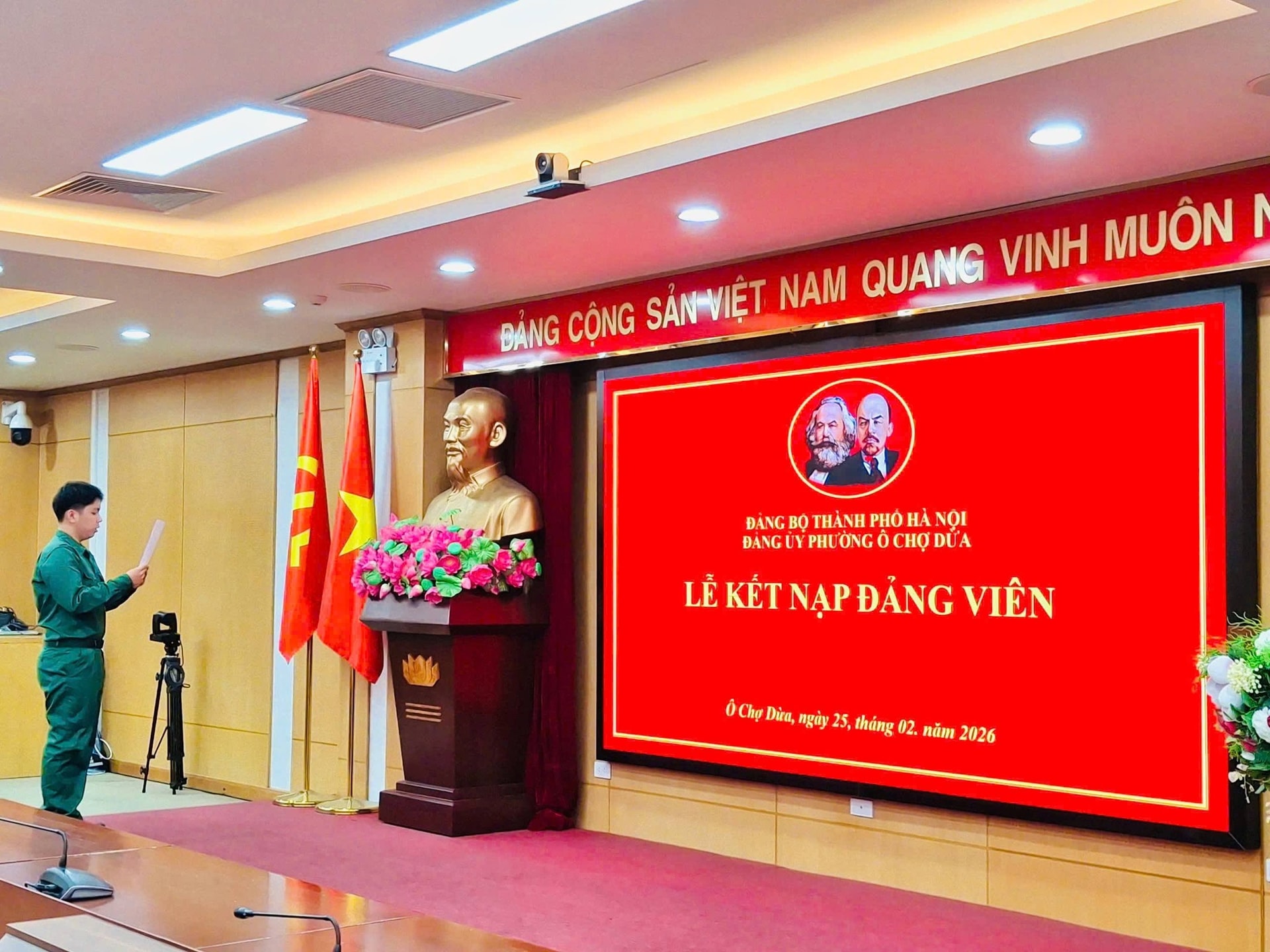 Đảng ủy phường Ô Chợ Dừa kết nạp quần chúng ưu tú chuẩn bị nhập ngũ vào Đảng- Ảnh 1.