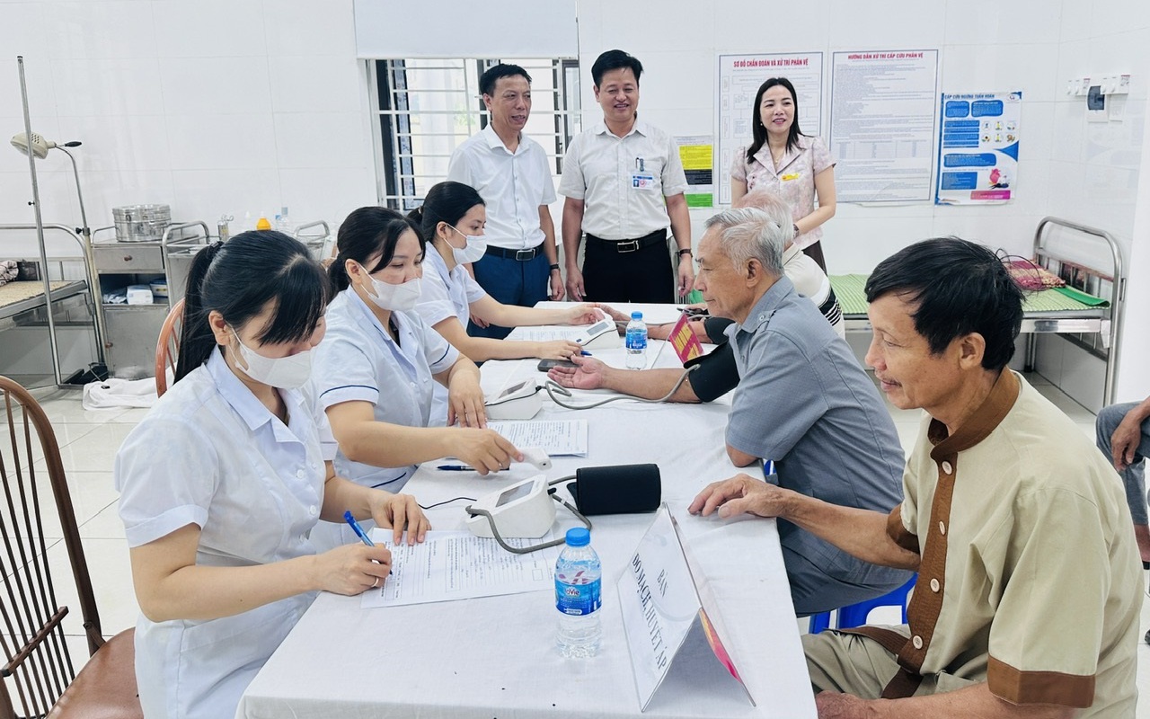 Ảnh: Chủ tịch UBND xã cùng Giám đốc Trạm y tế, chuyên viên Phòng VHXH thăm, giám sát các hoạt động chăm sóc sức khoẻ cộng đồng