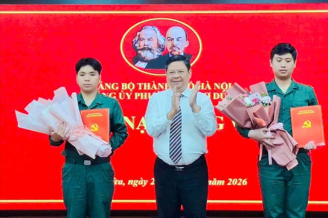 Đảng ủy phường Ô Chợ Dừa kết nạp quần chúng ưu tú chuẩn bị nhập ngũ vào Đảng- Ảnh 2.