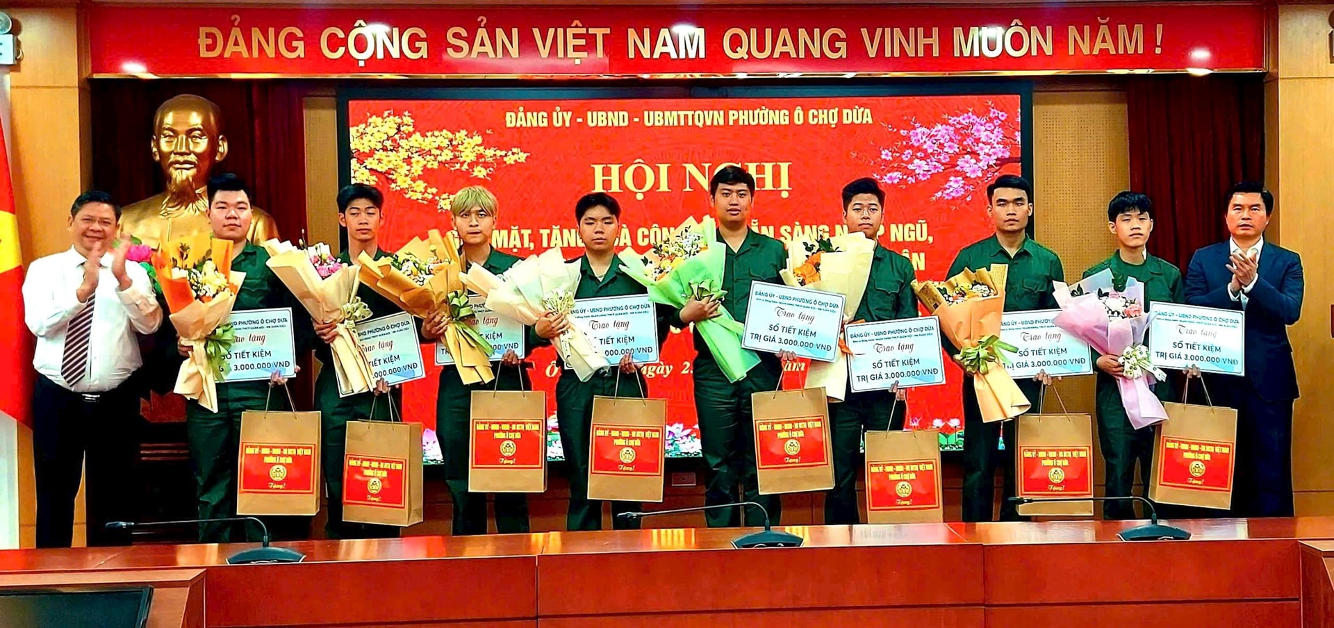 Đảng ủy phường Ô Chợ Dừa kết nạp quần chúng ưu tú chuẩn bị nhập ngũ vào Đảng- Ảnh 3.