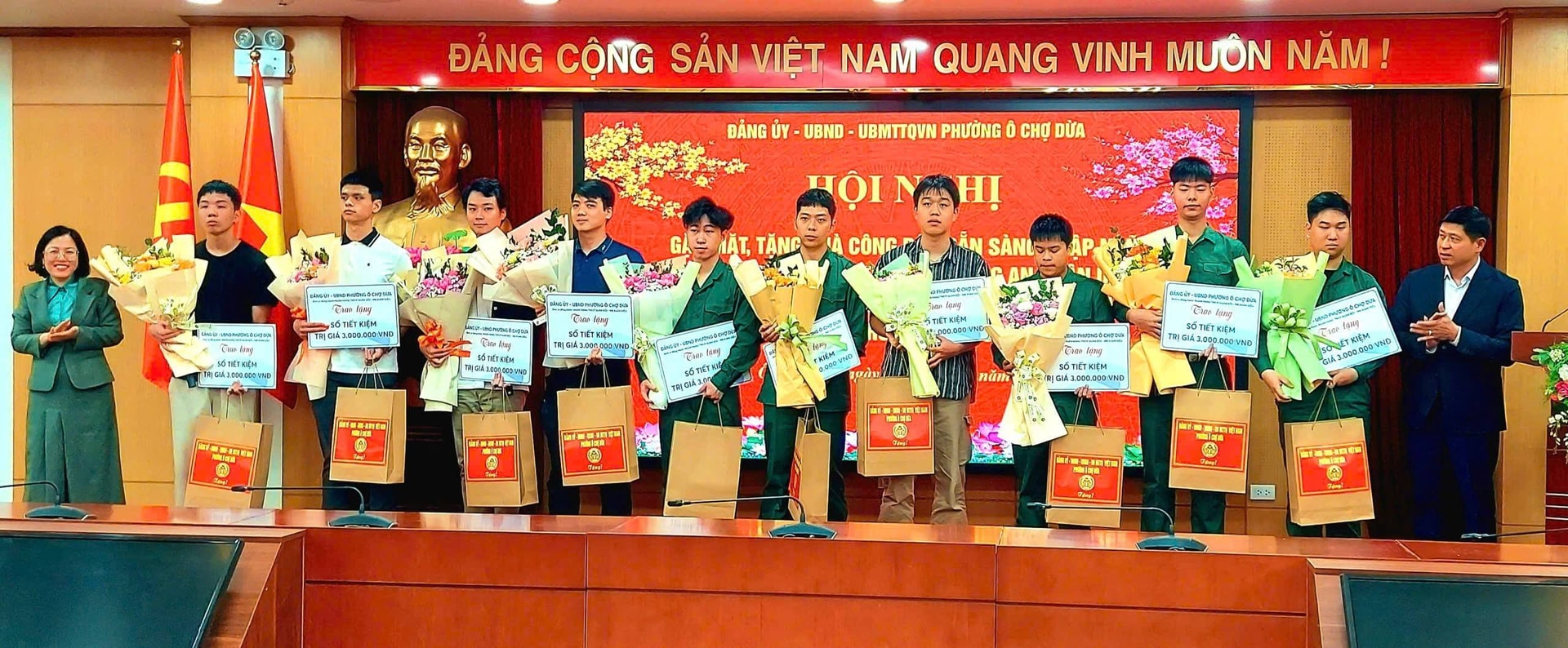 Đảng ủy phường Ô Chợ Dừa kết nạp quần chúng ưu tú chuẩn bị nhập ngũ vào Đảng- Ảnh 4.