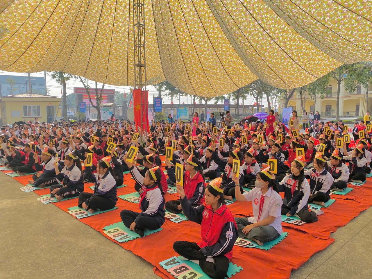 Có thể là hình ảnh về yoga, đền thờ, đám đông và văn bản cho biết 'B8E ขยง'