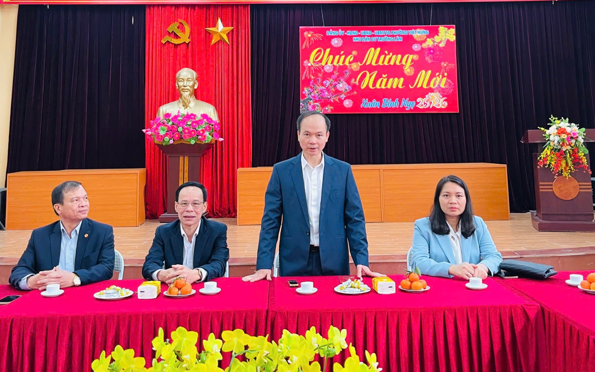 Lãnh đạo phường Việt Hưng thăm, kiểm tra, chúc tết tại 34 khu vực bỏ phiếu