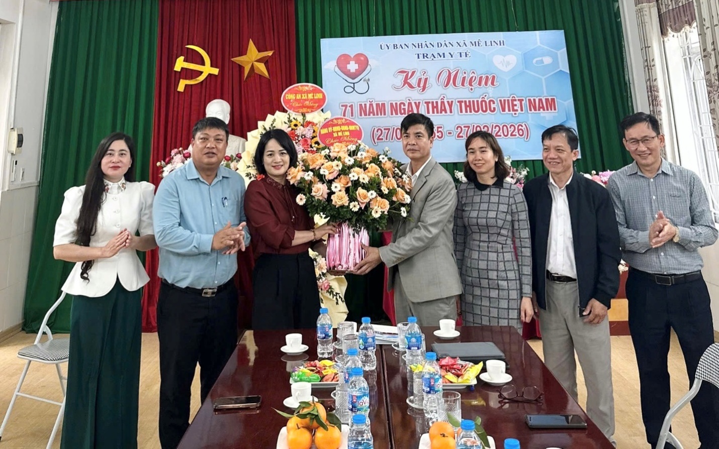 Lãnh đạo xã Mê Linh chúc mừng các đơn vị y tế nhân ngày Thầy thuốc Việt Nam