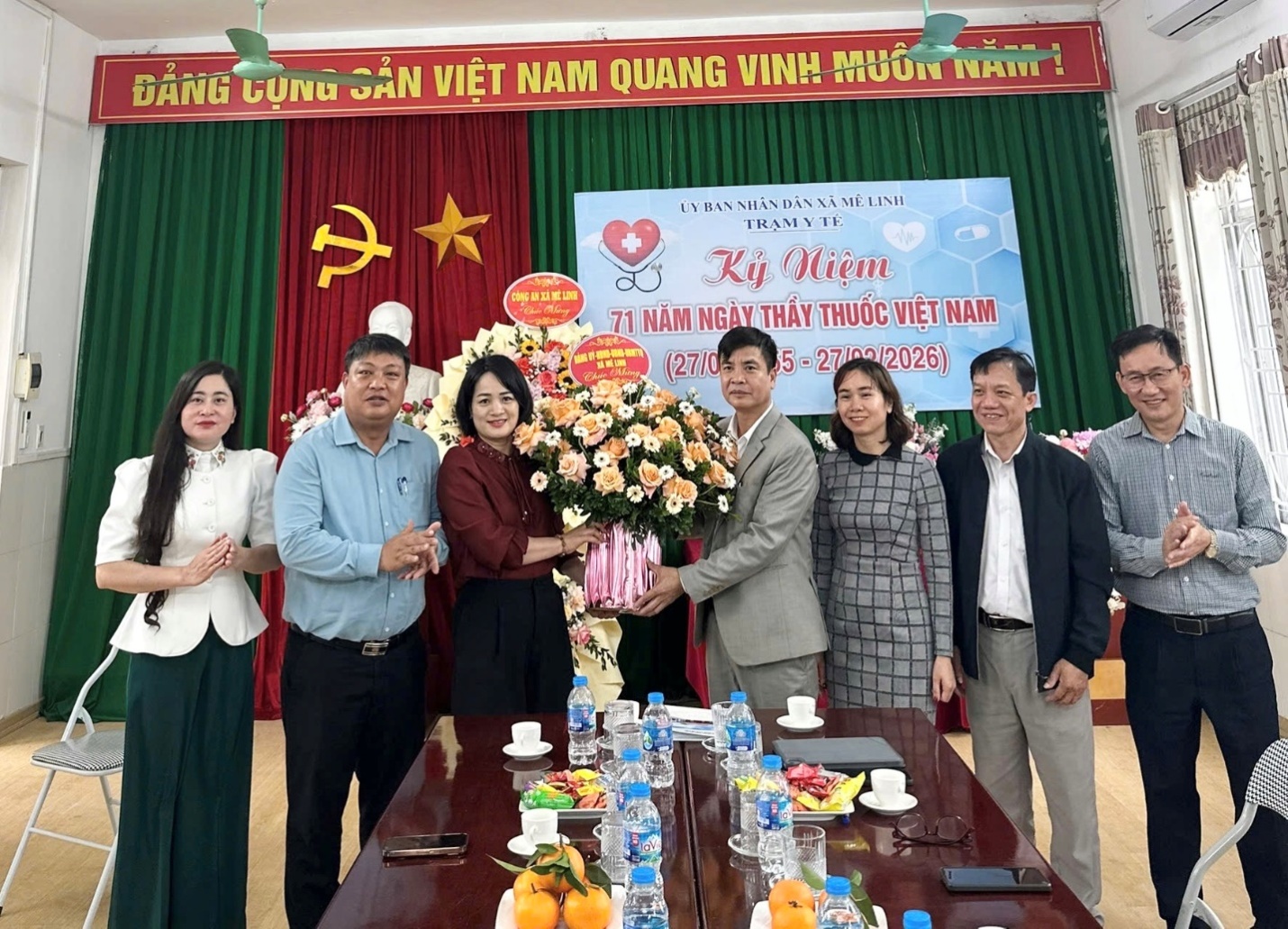 Lãnh đạo xã Mê Linh chúc mừng các đơn vị y tế nhân ngày Thầy thuốc Việt Nam- Ảnh 1.