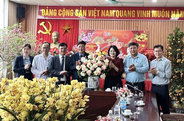 Lãnh đạo xã Mê Linh chúc mừng các đơn vị y tế nhân ngày Thầy thuốc Việt Nam- Ảnh 2.