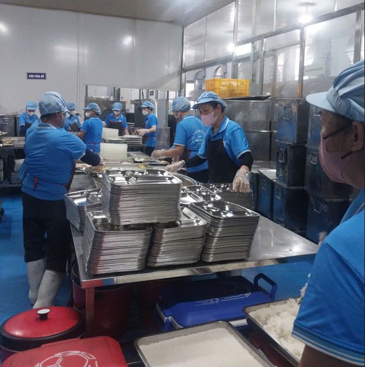 Hát Môn tăng cường kiểm tra an toàn thực phẩm đối với cơ sở cung cấp suất ăn trường học- Ảnh 1.