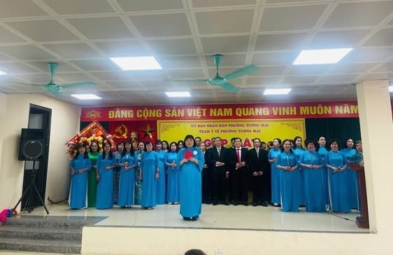 Đảng ủy - UBND phường Tương Mai chúc mừng Ngày Thầy thuốc Việt Nam 27-2- Ảnh 1.