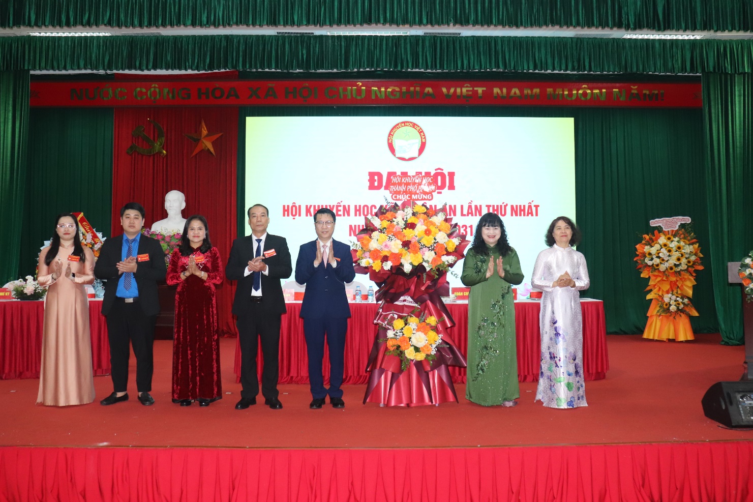 Ảnh có chứa trang phục, người, trong nhà, váy  Nội dung do AI tạo ra có thể không chính xác.