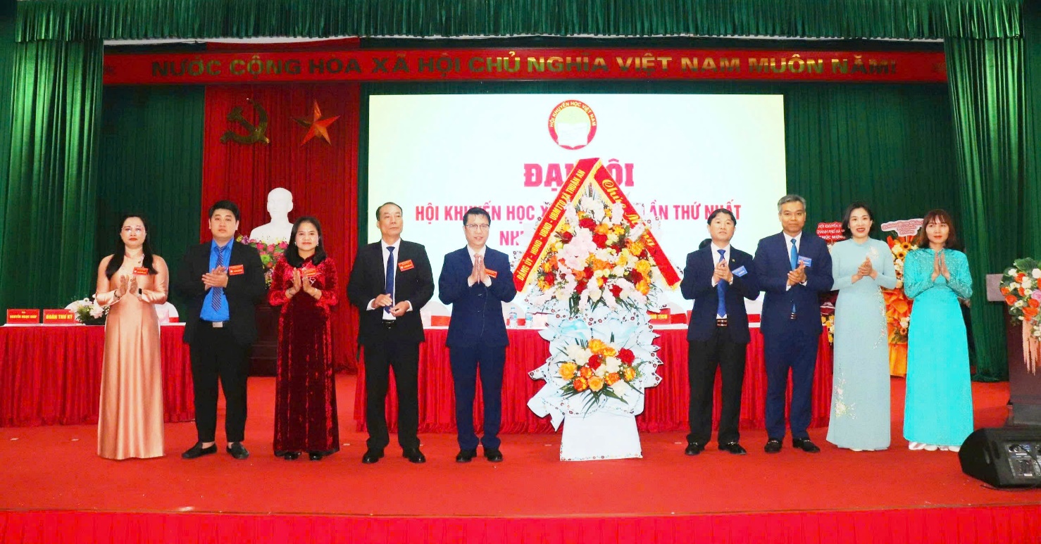 Ảnh có chứa bộ đồ, người, trang phục, nghi lễ  Nội dung do AI tạo ra có thể không chính xác.