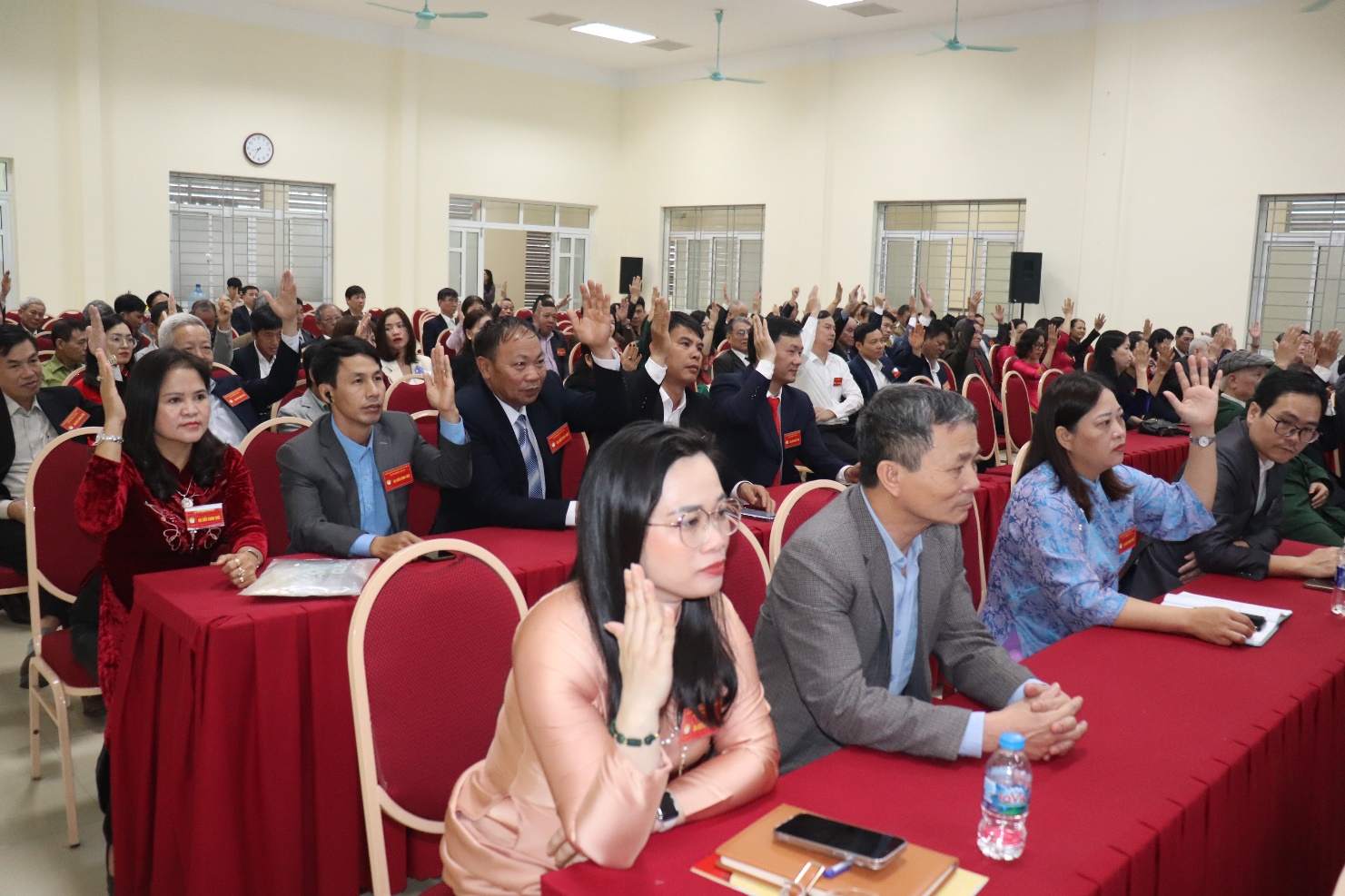 Ảnh có chứa trang phục, người, trong nhà, phụ nữ  Nội dung do AI tạo ra có thể không chính xác.