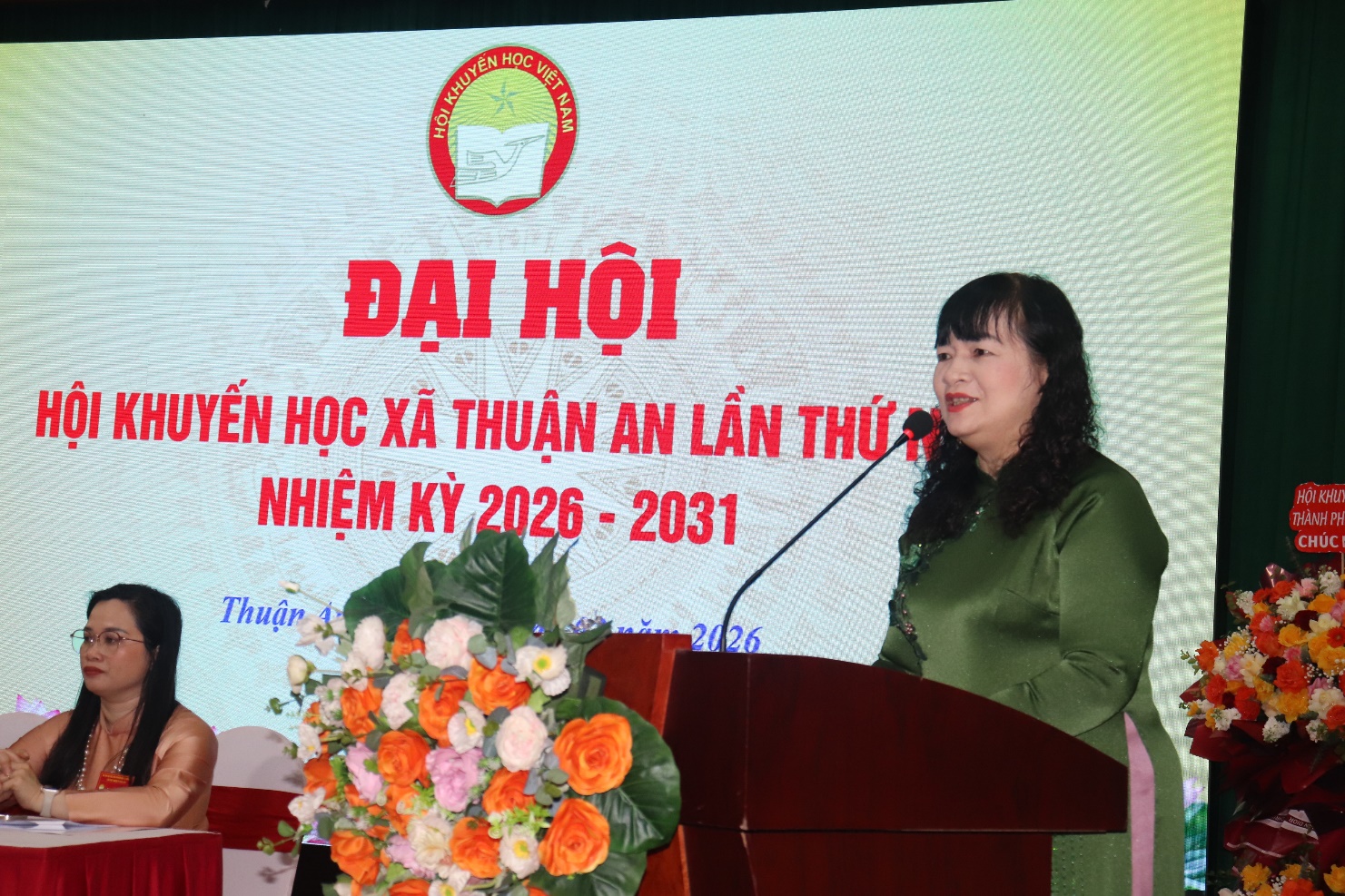 Ảnh có chứa văn bản, Mặt người, trang phục, hoa  Nội dung do AI tạo ra có thể không chính xác.