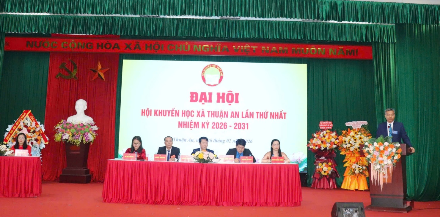 Ảnh có chứa hoa, trong nhà, thính phòng, màu đỏ  Nội dung do AI tạo ra có thể không chính xác.