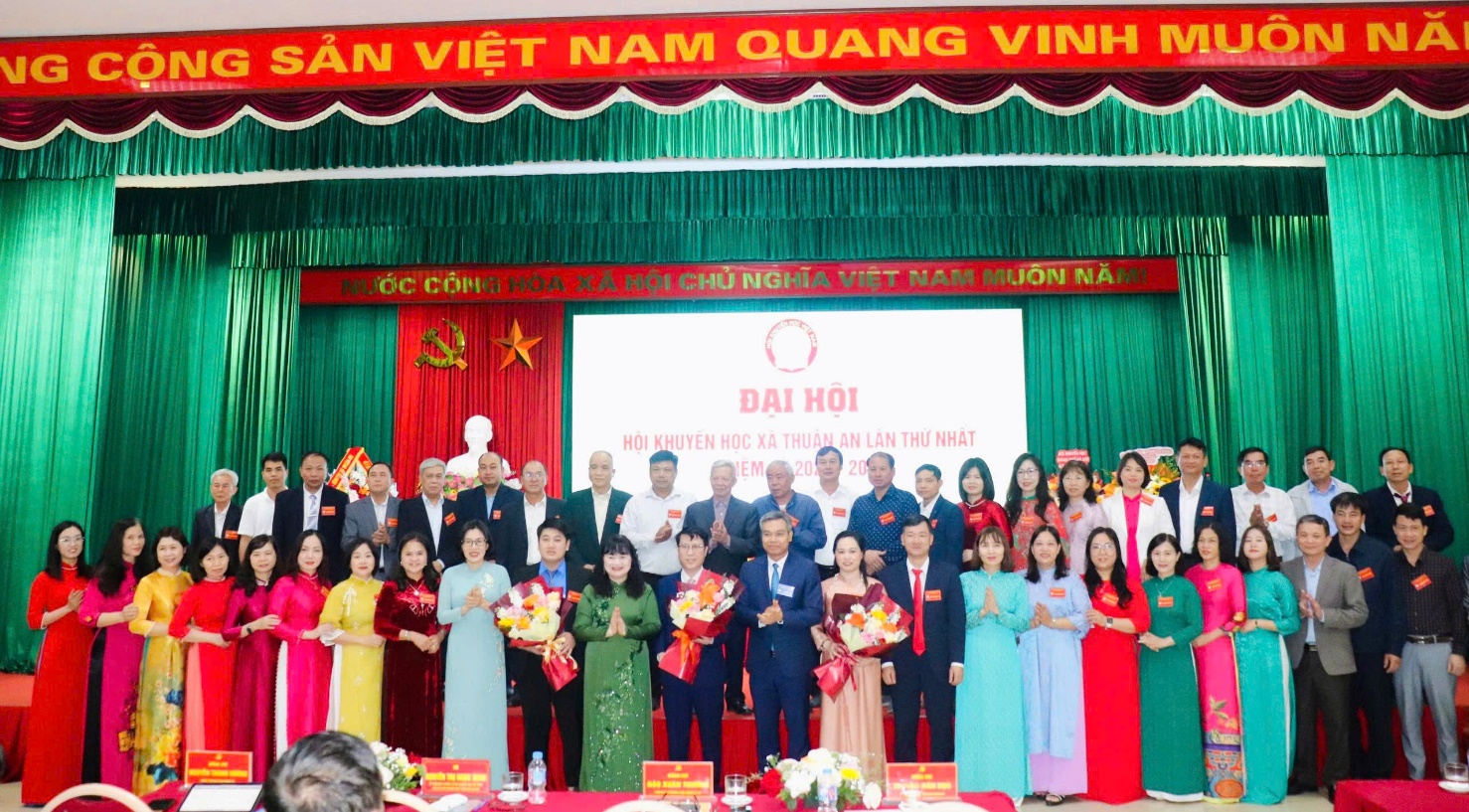 Ảnh có chứa người, trong nhà, con người, màu đỏ  Nội dung do AI tạo ra có thể không chính xác.