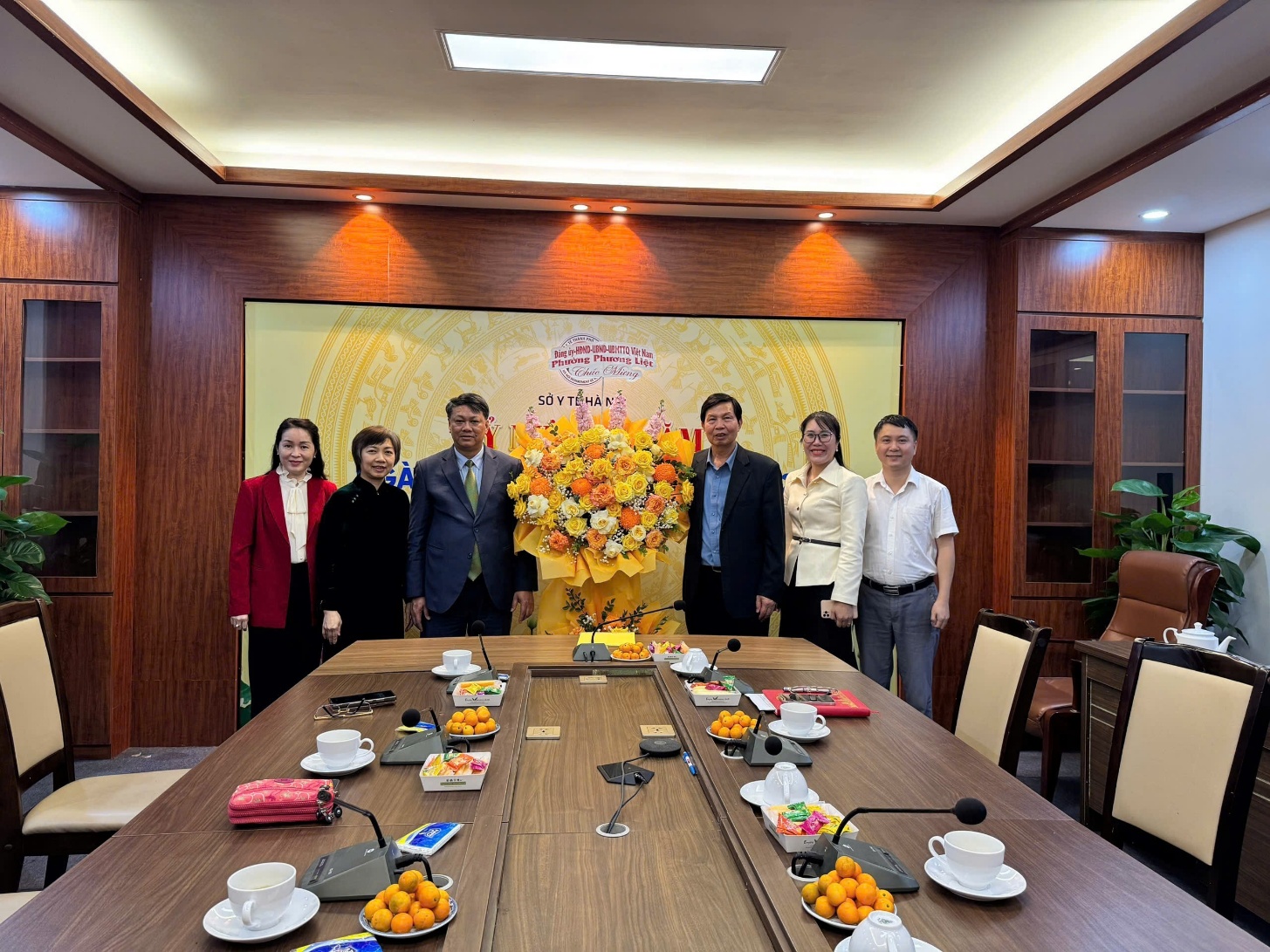 Thường trực Đảng ủy phường Phương Liệt thăm và chúc mừng Ngày Thầy thuốc Việt Nam tại một số cơ sở y tế- Ảnh 1.