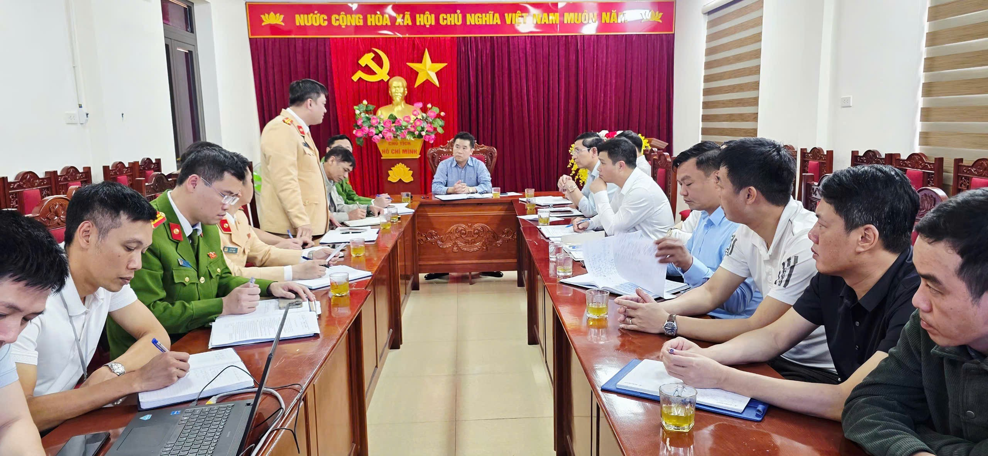 Xã Hát Môn quyết liệt giải tỏa điểm nghẽn ATGT các cột điện trong khu dân cư- Ảnh 1.