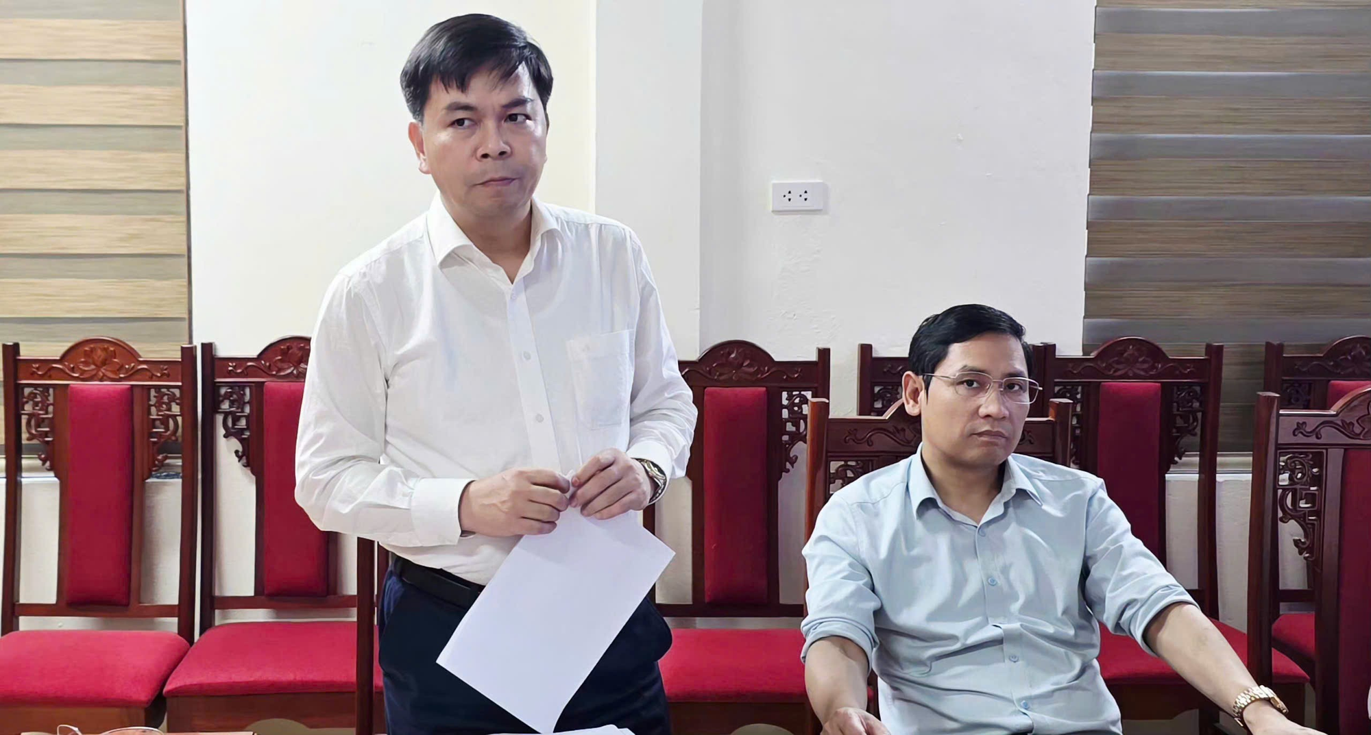 Xã Hát Môn quyết liệt giải tỏa điểm nghẽn ATGT các cột điện trong khu dân cư- Ảnh 2.