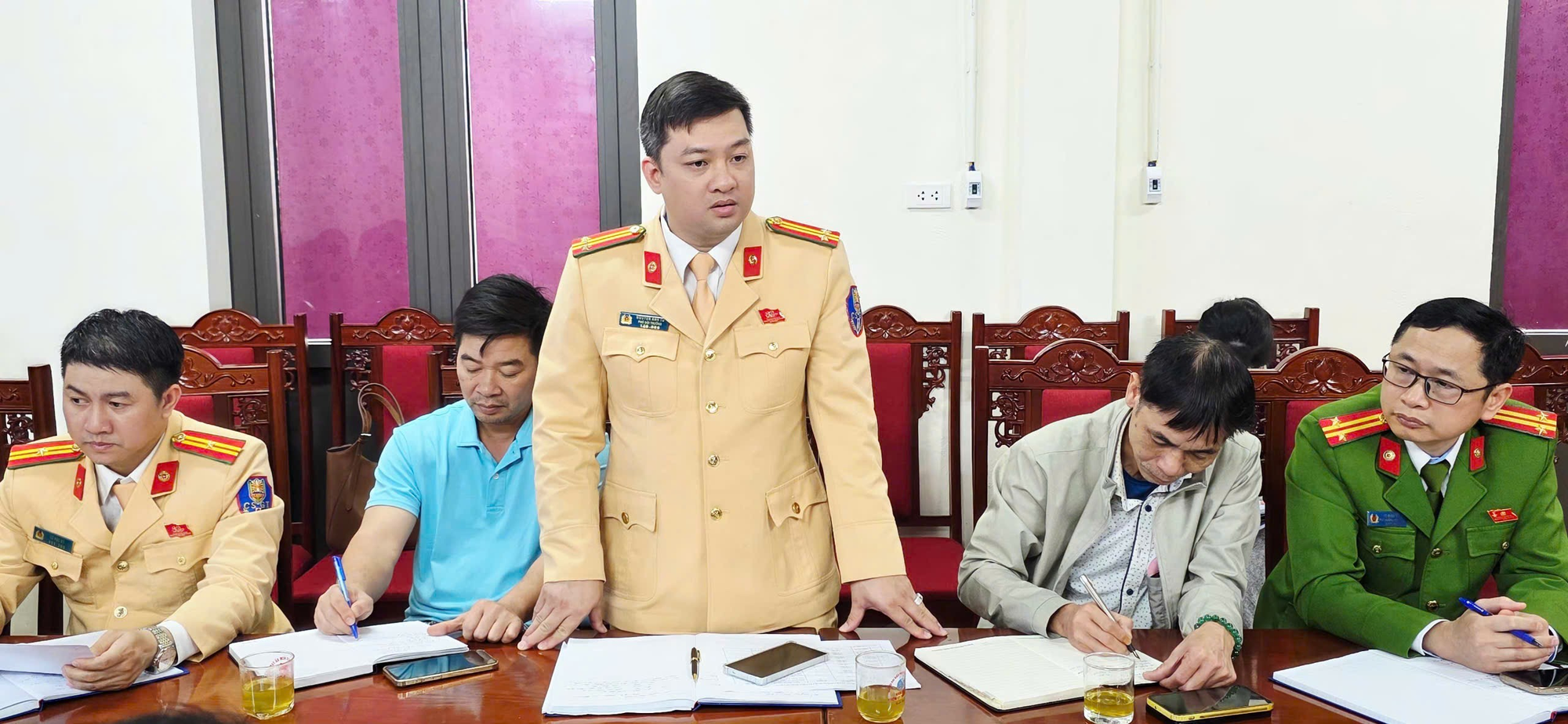 Xã Hát Môn quyết liệt giải tỏa điểm nghẽn ATGT các cột điện trong khu dân cư- Ảnh 3.