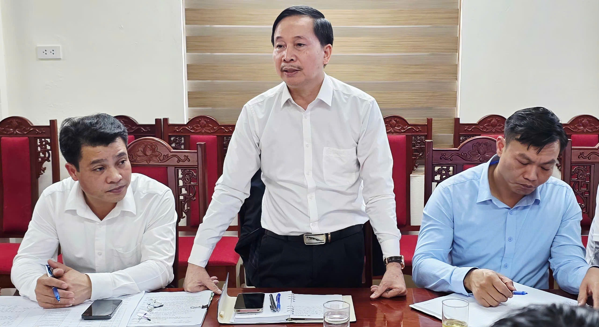 Xã Hát Môn quyết liệt giải tỏa điểm nghẽn ATGT các cột điện trong khu dân cư- Ảnh 4.