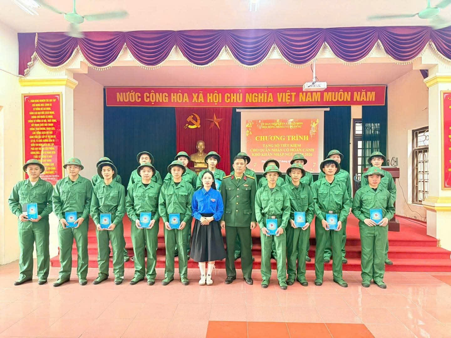 BAN CHQS XÃ HÁT MÔN TỔ CHỨC CẤP PHÁT QUÂN TRANG, PHỐI HỢP TẶNG SỔ TIẾT KIỆM CHO TÂN BINH CÓ HOÀN CẢNH KHÓ KHĂN- Ảnh 1.