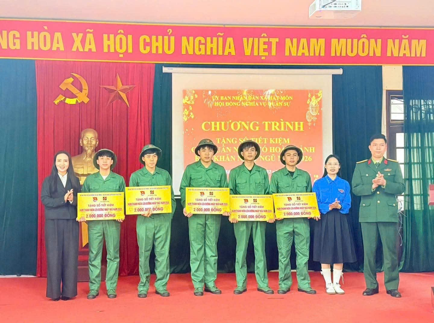 BAN CHQS XÃ HÁT MÔN TỔ CHỨC CẤP PHÁT QUÂN TRANG, PHỐI HỢP TẶNG SỔ TIẾT KIỆM CHO TÂN BINH CÓ HOÀN CẢNH KHÓ KHĂN- Ảnh 2.