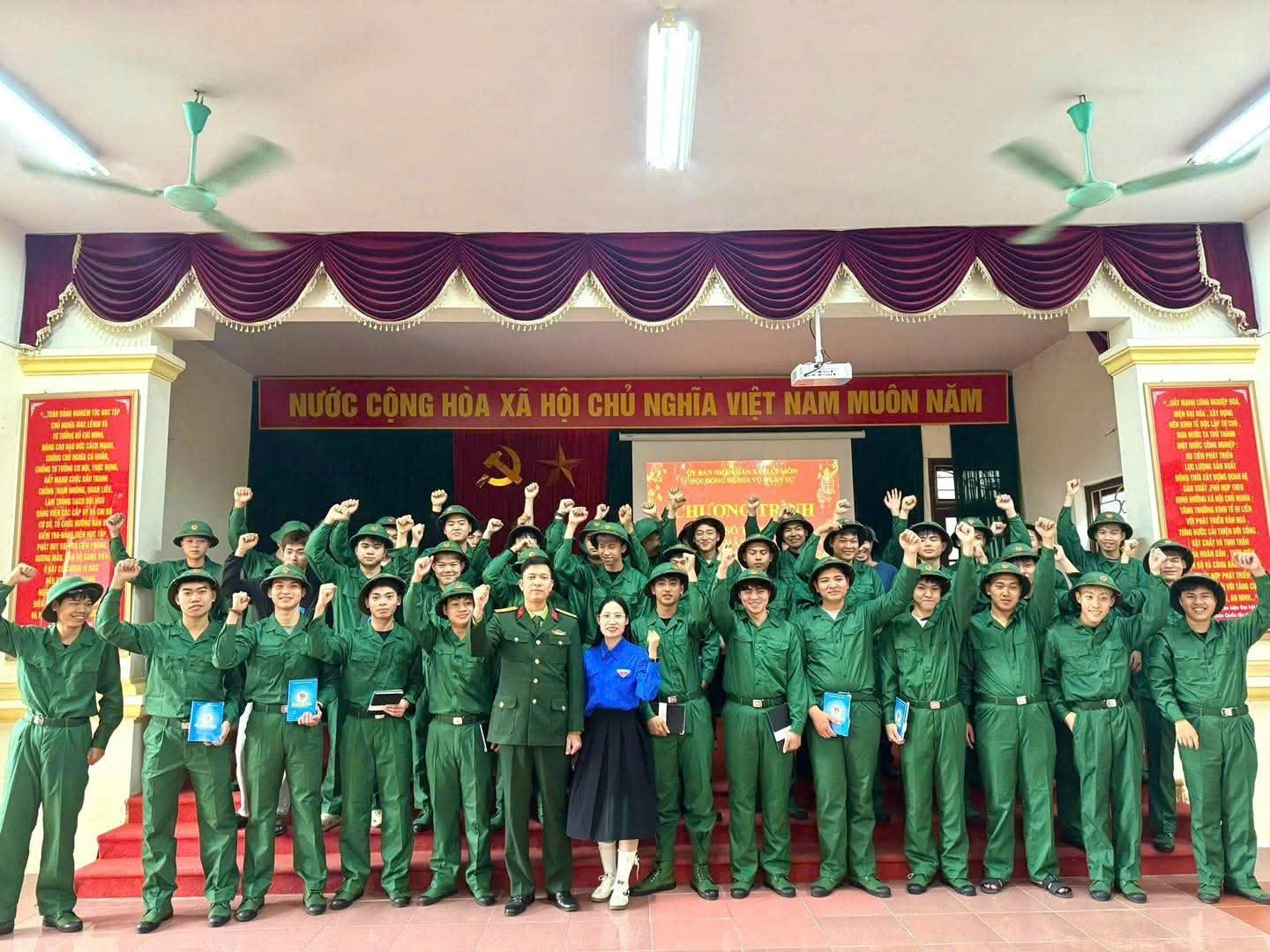 BAN CHQS XÃ HÁT MÔN TỔ CHỨC CẤP PHÁT QUÂN TRANG, PHỐI HỢP TẶNG SỔ TIẾT KIỆM CHO TÂN BINH CÓ HOÀN CẢNH KHÓ KHĂN- Ảnh 3.